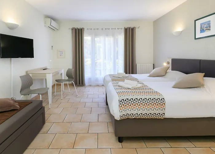 Hotel Joseph Charles 3*